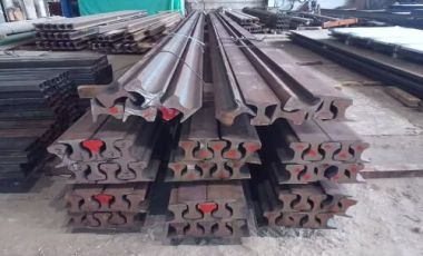 The Lebanese customer inquired and purchased a batch of qu70 steel rails